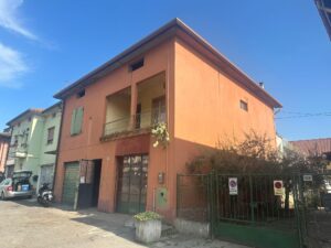 edificio con tetto in eternit da smaltiere